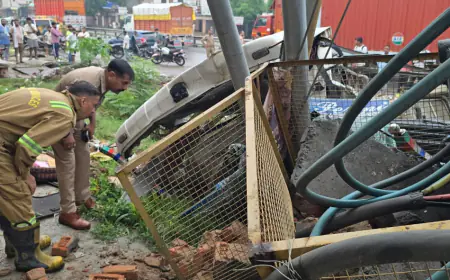 Greater Noida News : अनियंत्रित ट्रोला बिजली के ट्रांसफार्मर से टकराकर नाले में गिरा, शरीर  मे सरिया घुसने से चालक की मौत