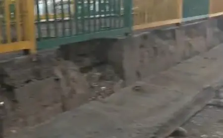 Noida News : तेज बारिश के चलते डिवाइडर की रिटर्निंग वाॅल भर- भराकर गिरी
