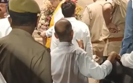 Noida News :  व्यापारी कल्याण दिवस के कार्यक्रम में बैंक्विट हॉल की लिफ्ट टूटकर गिरी, कई बड़े व्यापारी और भाजपा नेता फंसे, मुकदमा दर्ज