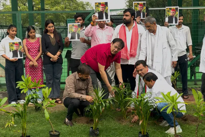Noida News : नोएडा में अखिलेश यादव के जन्मदिवस पर सात दिवसीय पौधारोपण अभियान का समापन, लगाए गए छायादार और फलदार पौधे