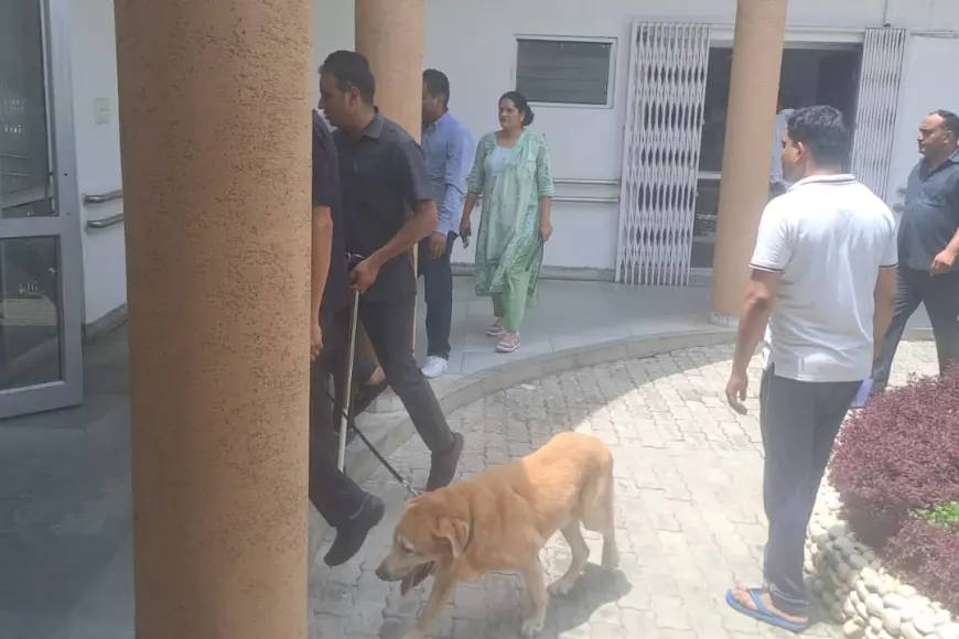 Noida News : जिला कलेक्ट्रेट में बम की सूचना