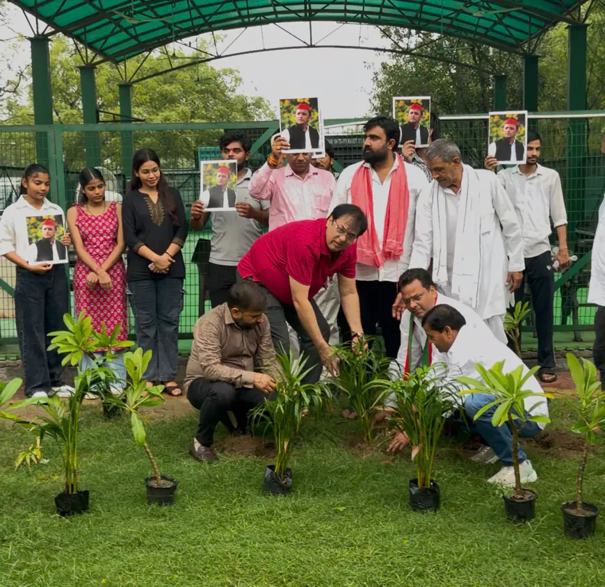 Noida News : नोएडा में अखिलेश यादव के जन्मदिवस पर सात दिवसीय पौधारोपण अभियान का समापन, लगाए गए छायादार और फलदार पौधे