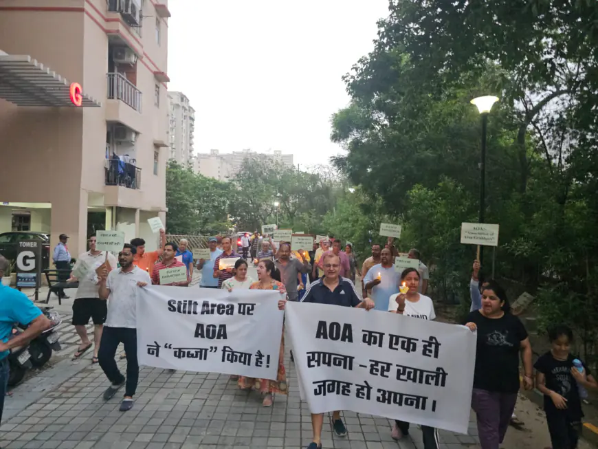 Noida News : नोएडा में आम्रपाली प्रिंसली एस्टेट में अवैध अतिक्रमण के विरोध में कैंडल मार्च, कॉमन एरिया खाली कराने की मांग