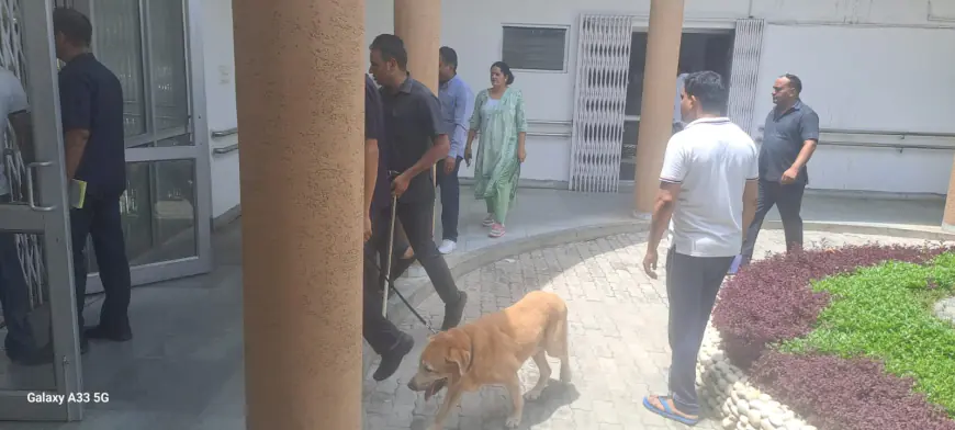 Noida News : जिला कलेक्ट्रेट में बम की सूचना