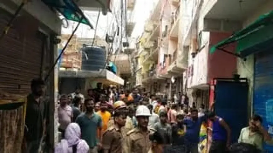 Noida News : इलेक्ट्रिक वाहन चार्जिंग के दौरान स्पार्किंग से लगी आग, धुएं की चपेट में आकर महिला समेत दो की मौत