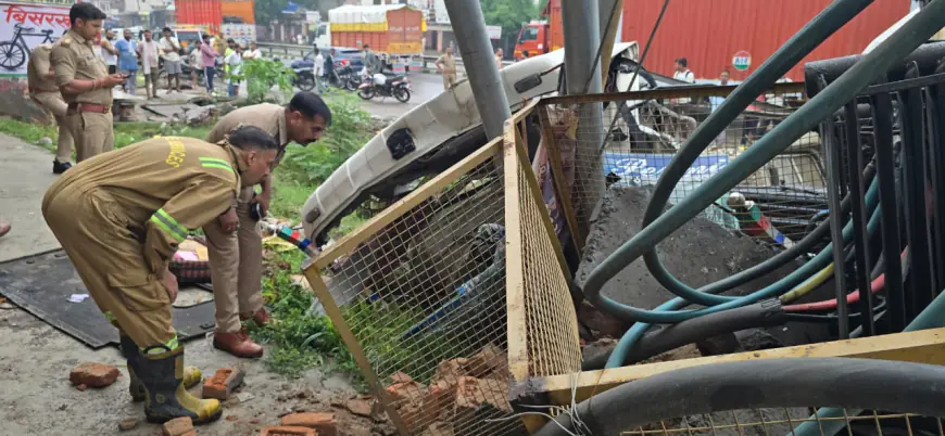 Greater Noida News : अनियंत्रित ट्रोला बिजली के ट्रांसफार्मर से टकराकर नाले में गिरा, शरीर  मे सरिया घुसने से चालक की मौत