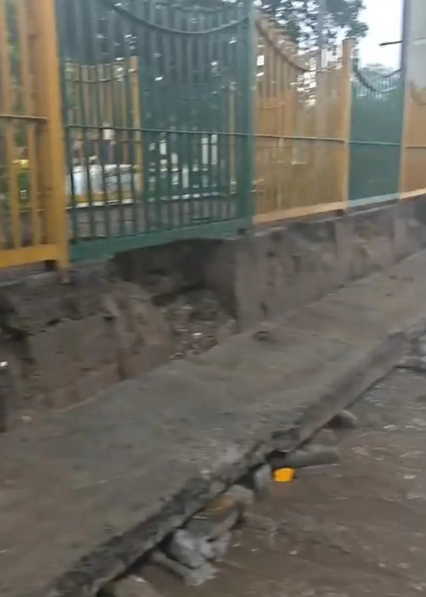 Noida News : तेज बारिश के चलते डिवाइडर की रिटर्निंग वाॅल भर- भराकर गिरी