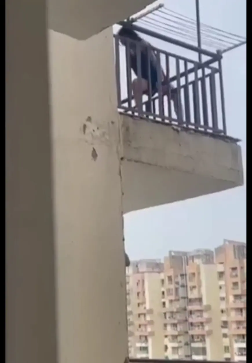 Noida News : सीरियल देखने के विवाद में युवती बालकनी से लटकी, सोसाइटी में हुआ हाई वोल्टेज ड्रामा