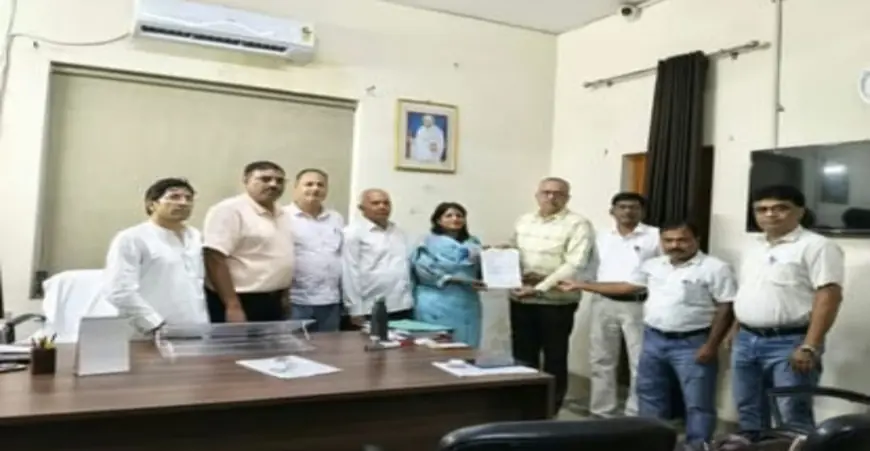Noida News : माध्यमिक शिक्षक संघ ने 21 सूत्रीय मांगों को लेकर ज्ञापन सौंपा
