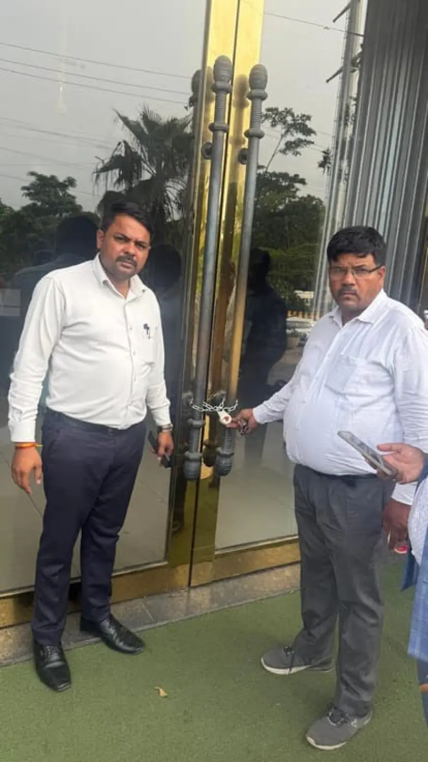 Greater Noida News :  आरसी का पैसा जमा नहीं कराने पर चार बिल्डरों के कार्यालय सील