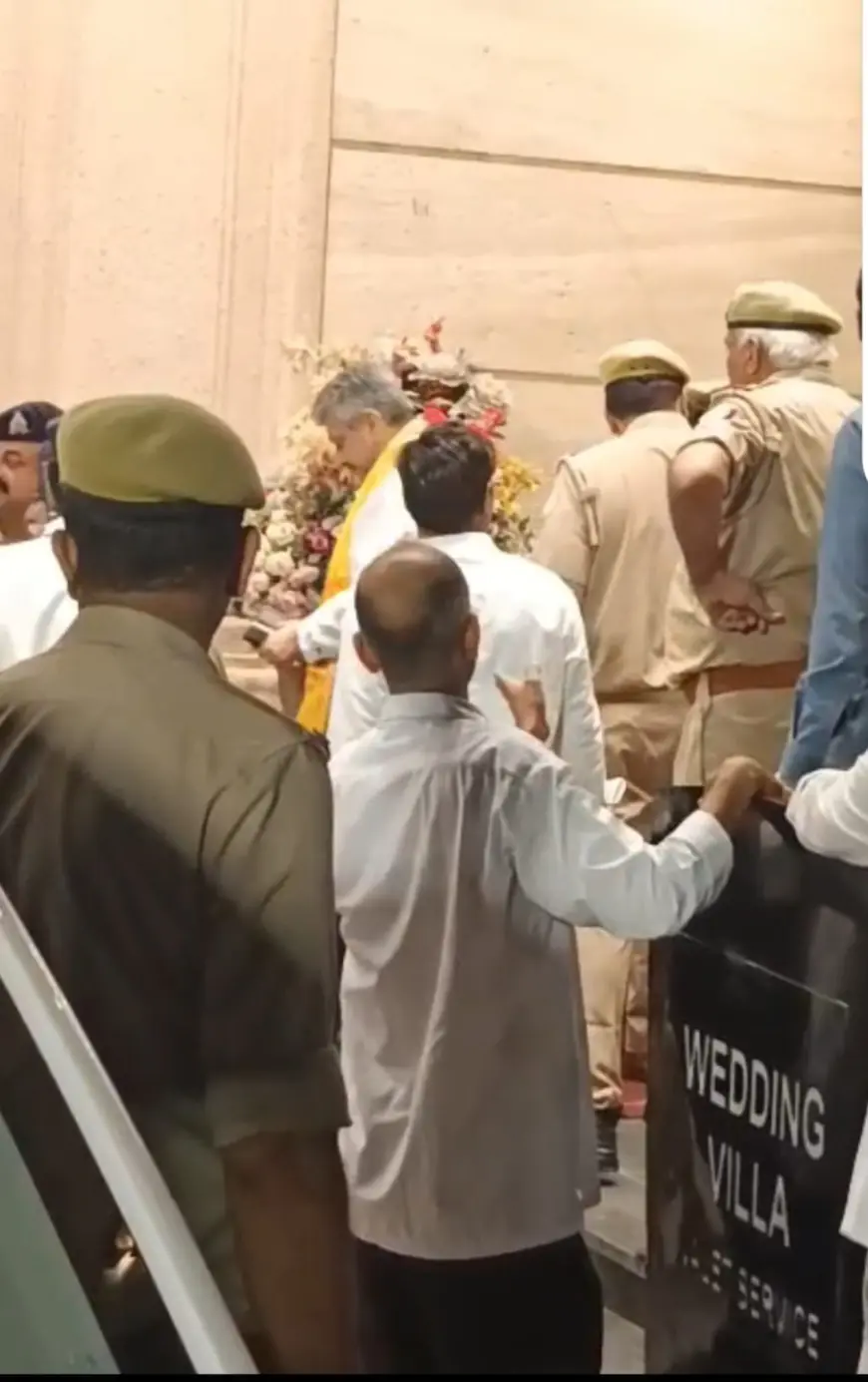 Noida News :  व्यापारी कल्याण दिवस के कार्यक्रम में बैंक्विट हॉल की लिफ्ट टूटकर गिरी, कई बड़े व्यापारी और भाजपा नेता फंसे, मुकदमा दर्ज