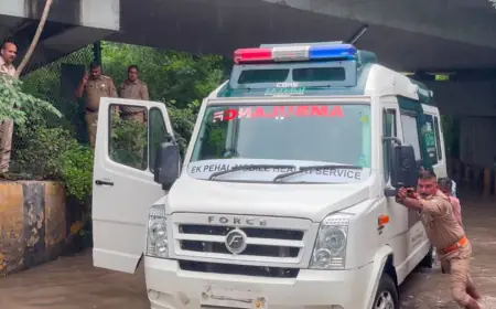 Noida News : पुलिस ने पेश की मानवता की मिसाल: पानी में फंसी एंबुलेंस को धक्का देकर निकला बाहर, मरीज की बचाई जान