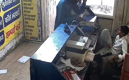Greater Noida News : हथियारबंद बदमाशों ने साइबर कैफे संचालक से लूटे 80 हजार,सोशल मीडिया पर वीडियो वायरल
