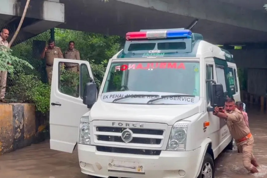 Noida News : पुलिस ने पेश की मानवता की मिसाल: पानी में फंसी एंबुलेंस को धक्का देकर निकला बाहर, मरीज की बचाई जान