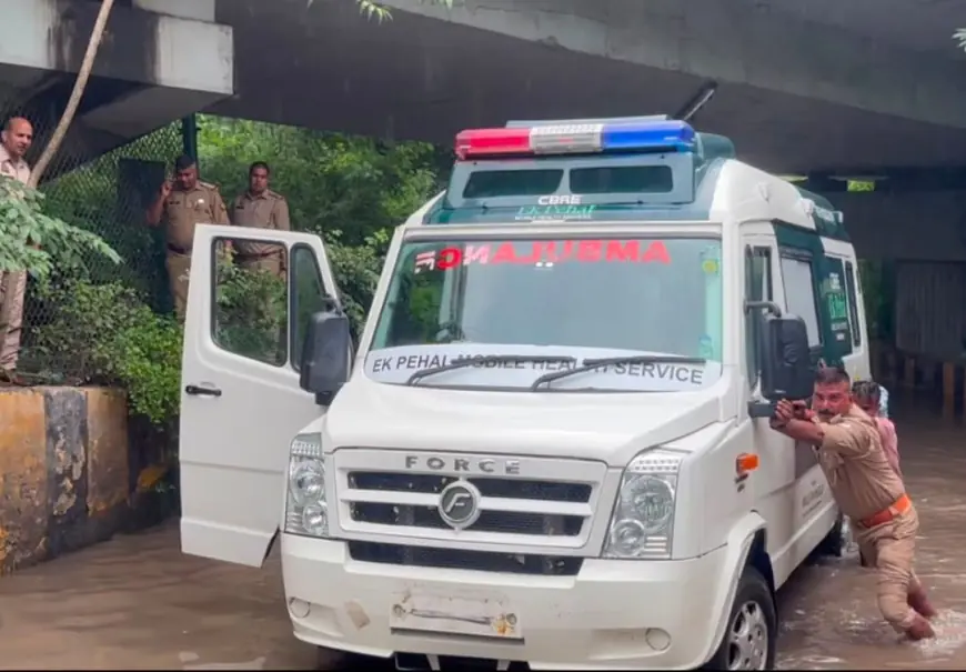 Noida News : पुलिस ने पेश की मानवता की मिसाल: पानी में फंसी एंबुलेंस को धक्का देकर निकला बाहर, मरीज की बचाई जान
