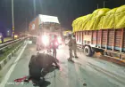 Greater Noida News : सांड से टकराया ट्रक, अनियंत्रित होकर पलटा