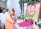 Noida News : पूर्व राज्यपाल के घर पहुंचे मुख्यमंत्री , उनकी पत्नी के निधन पर जताया शोक