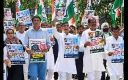 Noida News : यूपीआई के नये नियम के विरोध में कांग्रेस नेताओं ने किया कलेक्ट्रेट पर प्रदर्शन