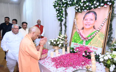 Noida News : पूर्व राज्यपाल के घर पहुंचे मुख्यमंत्री , उनकी पत्नी के निधन पर जताया शोक