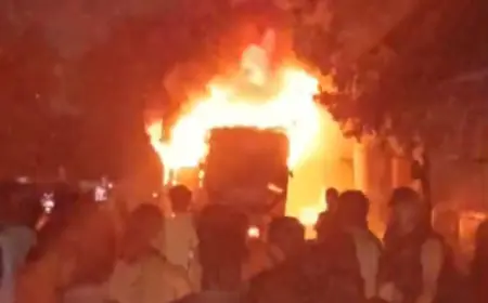 Greater Noida News : हॉस्टल की बस में लगी आग