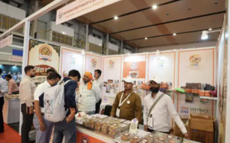 Noida News : ओडीओसी पवेलियन में यूपी के स्वाद का संगम, मास्टर शेफ क्लास में बन रहा मिर्जापुर के गुड़ का ठेकुआ