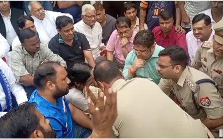 Ghaziabad News : बाबा भीमराव अंबेडकर की प्रतिमा खंडित कर उसपर डाली गंदी चीज, लोगों ने जमकर किया हंगामा