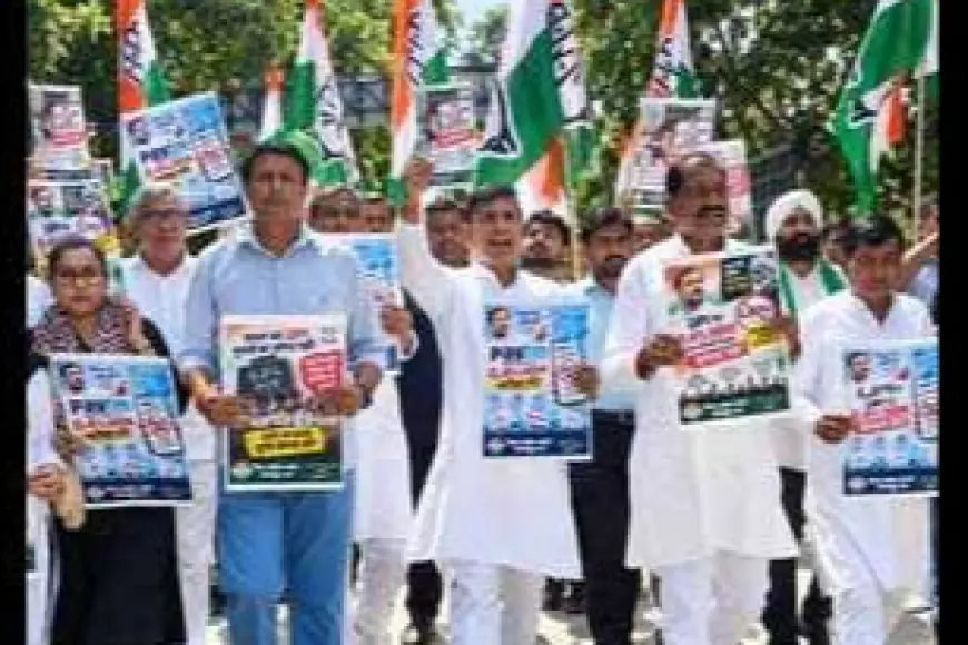 Noida News : यूपीआई के नये नियम के विरोध में कांग्रेस नेताओं ने किया कलेक्ट्रेट पर प्रदर्शन