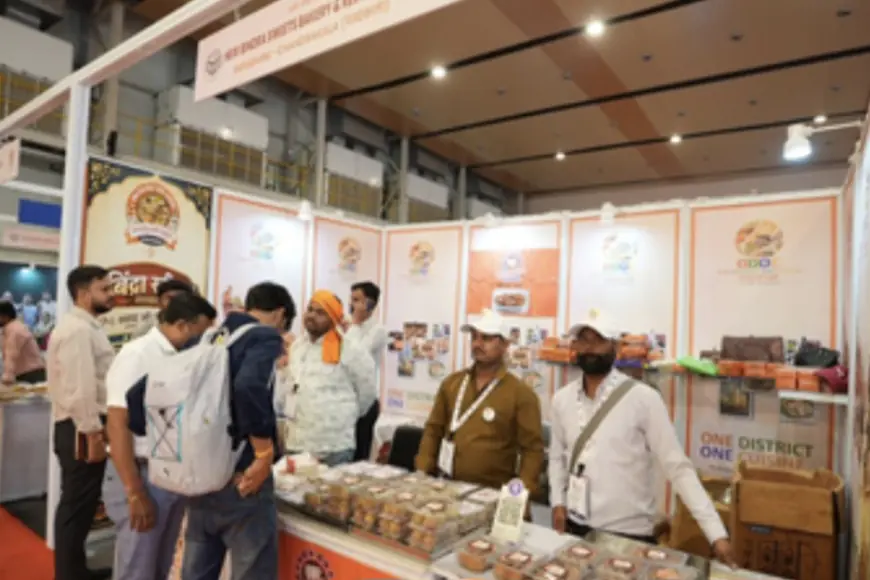 Noida News : ओडीओसी पवेलियन में यूपी के स्वाद का संगम, मास्टर शेफ क्लास में बन रहा मिर्जापुर के गुड़ का ठेकुआ