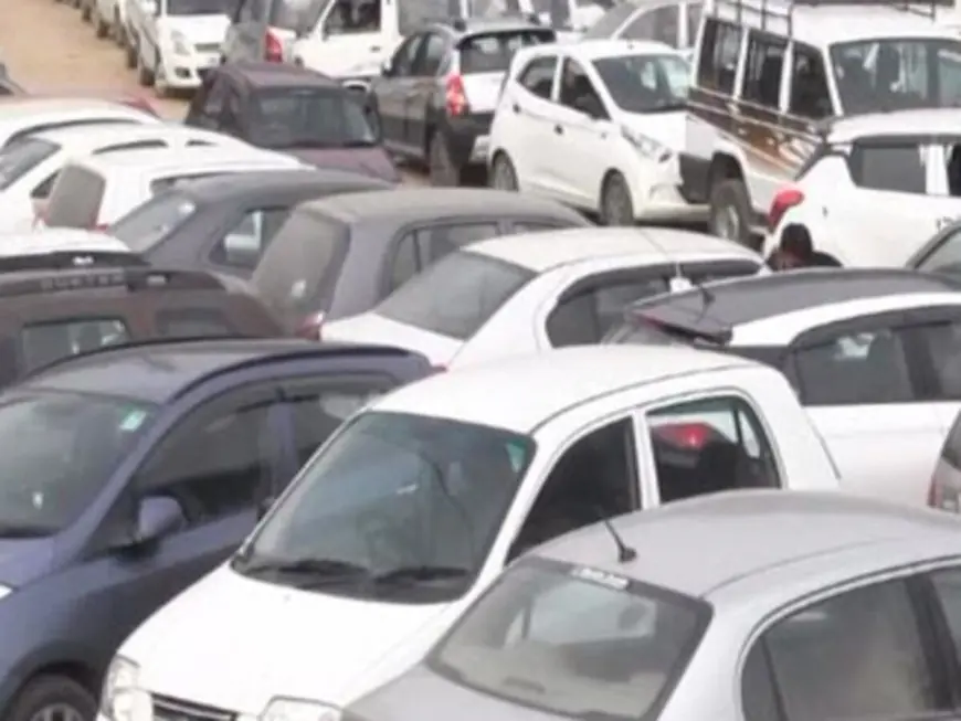 Noida News : व्यावसायिक क्षेत्र और पार्किग स्थलों में खड़े पुराने वाहन होंगे जप्त