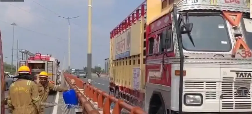 Noida News : एलिवेटेड रोड पर रसोई गैस के खाली सिलेंडर से लदे ट्रक में लगी आग