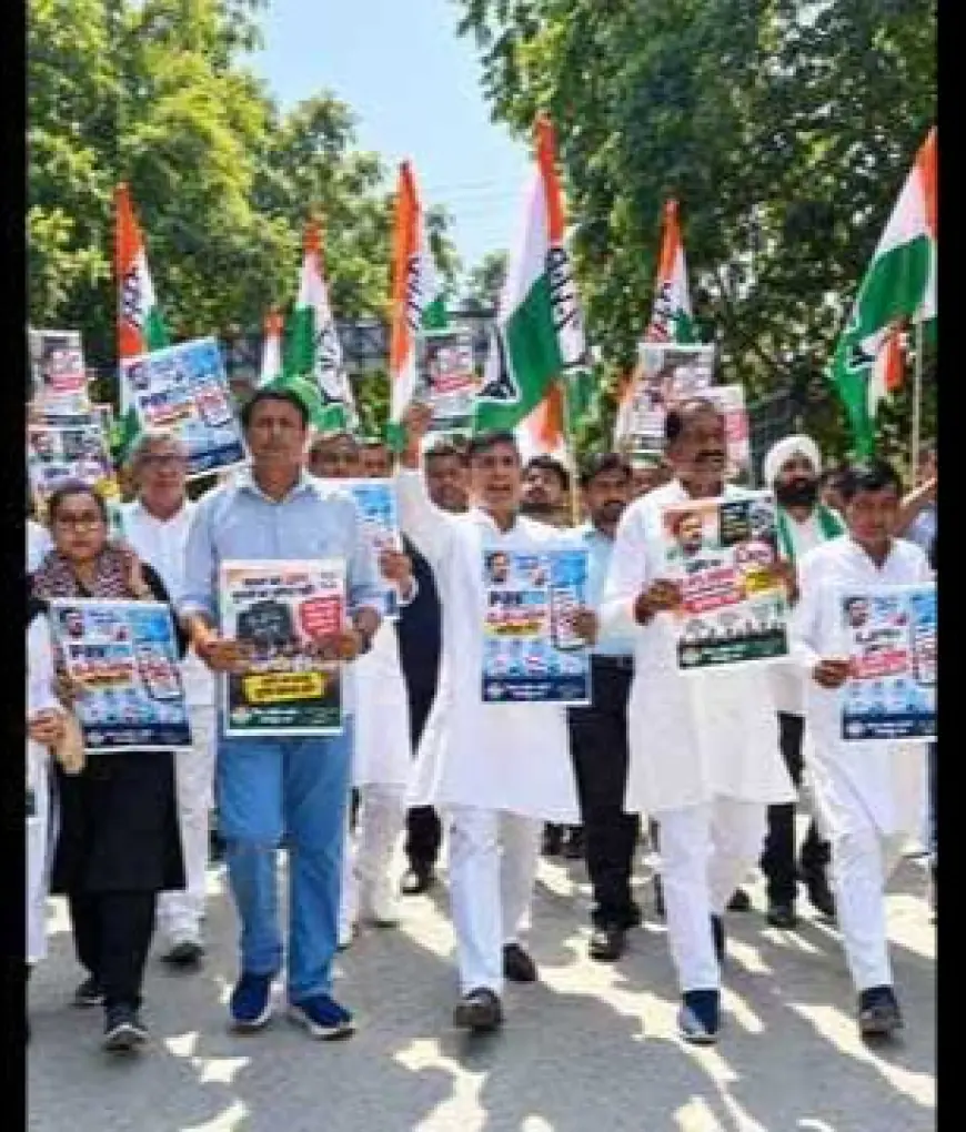 Noida News : यूपीआई के नये नियम के विरोध में कांग्रेस नेताओं ने किया कलेक्ट्रेट पर प्रदर्शन