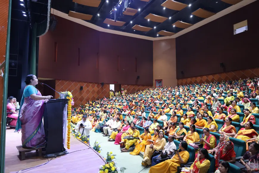 Noida News : गौतम बुद्ध विश्वविद्यालय में वैदिक मंत्रों से गूंजा परिसर, नारी शक्ति ने लिया राष्ट्र उत्थान का संकल्प