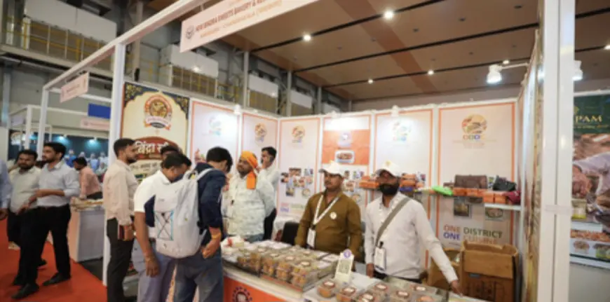 Noida News : ओडीओसी पवेलियन में यूपी के स्वाद का संगम, मास्टर शेफ क्लास में बन रहा मिर्जापुर के गुड़ का ठेकुआ