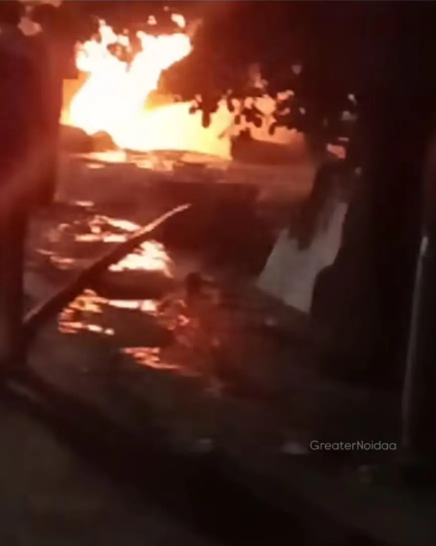 Greater Noida News : खुदाई करते समय आईजीएल की गैस पाइपलाइन हुई लीक, आग लगी
