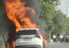 Greater Noida News :  चलती कार में लगी आग