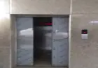 Greater Noida News : सोसाइटी की लिफ्ट में 20 मिनट तक फंसी रही घरेलू सहायिका