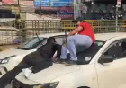 Noida News : कैब चालक की खतरनाक हरकत, कार के बोनट पर लटके दो युवक, दौड़ाता रहा कार