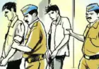 Noida News : घर में चोरी कर रहे बदमाशों ने महिला के बेटे पर किया घातक हमला, नाले में कूदे, गिरफ्तार