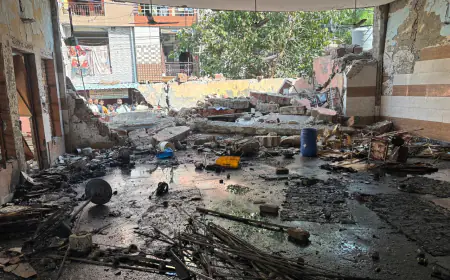 Ghaziabad News : रावण का पुतला बनाते समय फटा पटाखे वाला बम, दो दीवार गिरी, पांच लोग घायल