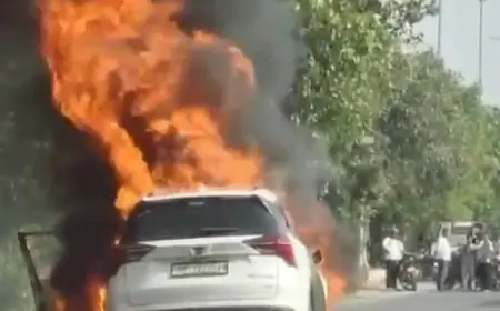 Greater Noida News :  चलती कार में लगी आग