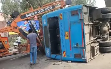 Ghaziabad News : अनियंत्रित बस डिवाइडर से टकराई, 15 यात्री घायल