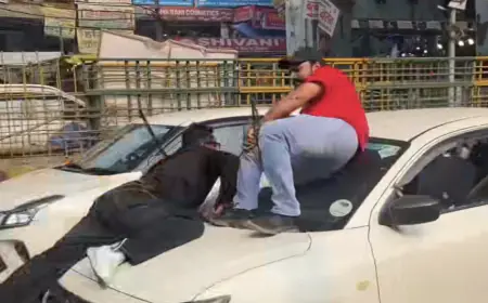 Noida News : कैब चालक की खतरनाक हरकत, कार के बोनट पर लटके दो युवक, दौड़ाता रहा कार