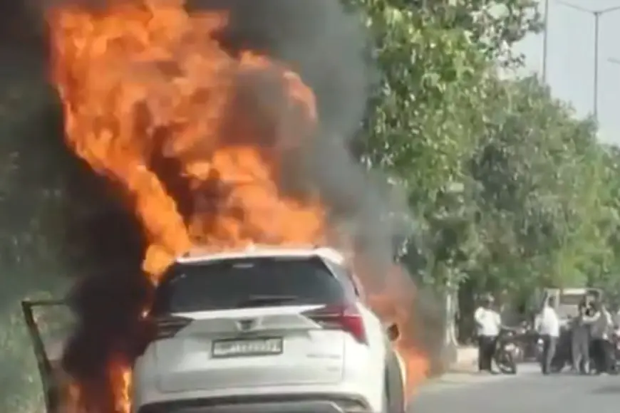 Greater Noida News :  चलती कार में लगी आग
