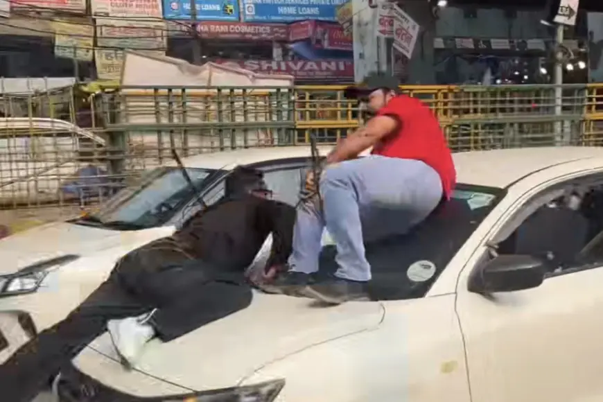 Noida News : कैब चालक की खतरनाक हरकत, कार के बोनट पर लटके दो युवक, दौड़ाता रहा कार