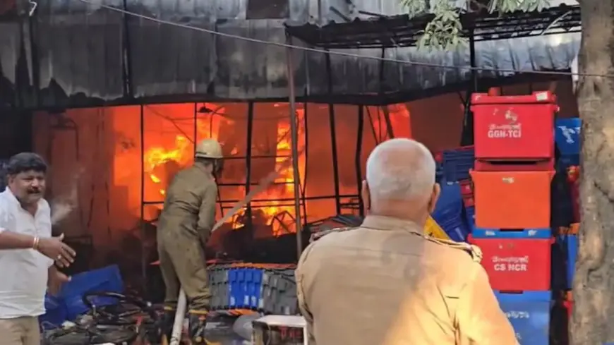 Ghaziabad News :  ऑनलाइन डिलीवरी करने वाली कंपनी के गोदाम में लगी भयंकर आग, मुख्यमंत्री ने लिया संज्ञान