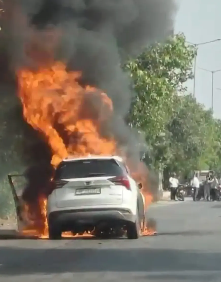 Greater Noida News :  चलती कार में लगी आग