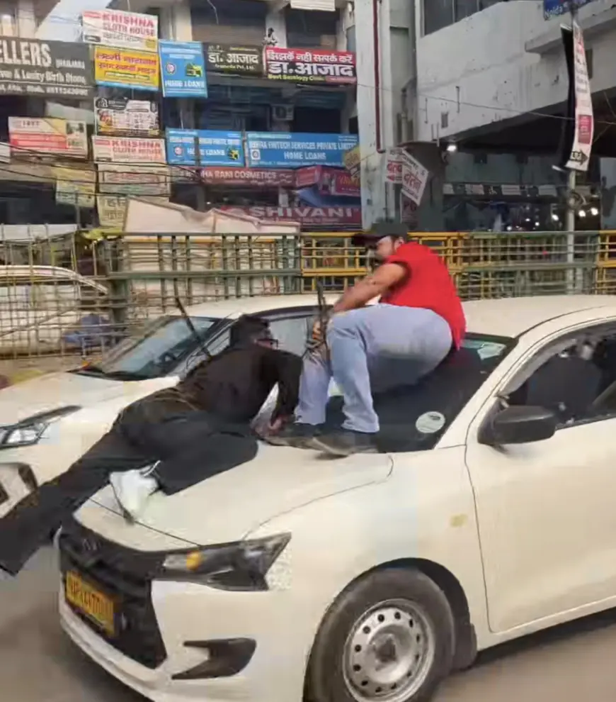 Noida News : कैब चालक की खतरनाक हरकत, कार के बोनट पर लटके दो युवक, दौड़ाता रहा कार